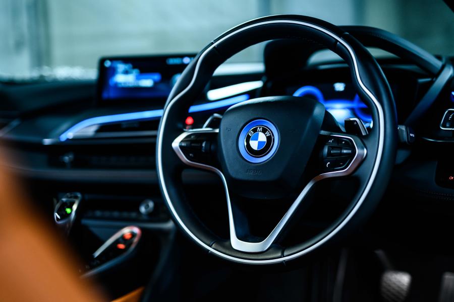 Интерьер BMW i8 Roadster (I15) 2018 года  (JP) (фото 10 из 16)